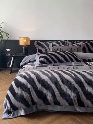 91家纺网 家纺一手货源 找家纺 启程家纺 2025新款A类加厚兔毛220克牛奶绒拼角四件套 寻彩-灰