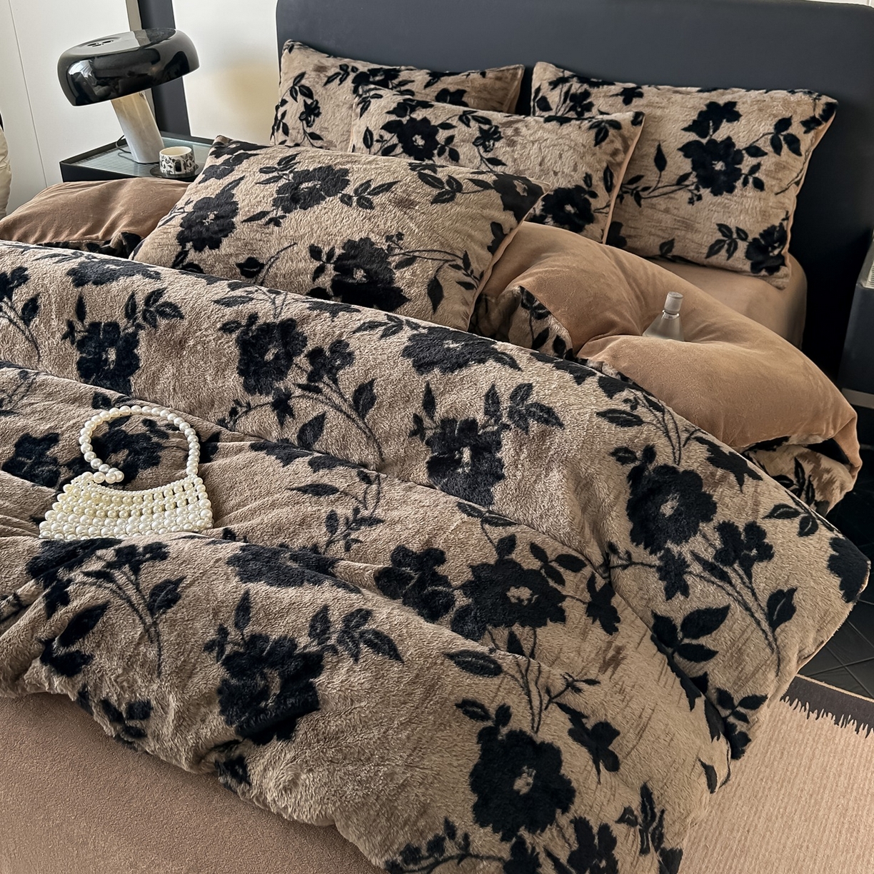 91家纺网 家纺一手货源 找家纺 鸿羽樱家纺《原伊菲晓》 2025新款美拉德复古印花抽条兔毛绒床裙款四件套 花枝漫语