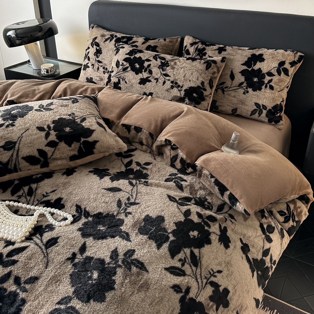 91家纺网 家纺一手货源 找家纺 鸿羽樱家纺《原伊菲晓》 2025新款美拉德复古印花抽条兔毛绒床裙款四件套 花枝漫语