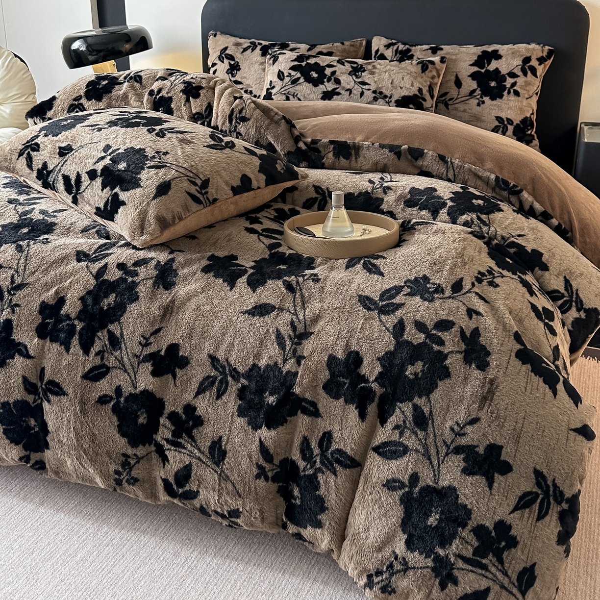 91家纺网 家纺一手货源 找家纺 鸿羽樱家纺《原伊菲晓》 2025新款美拉德复古印花抽条兔毛绒床裙款四件套 花枝漫语