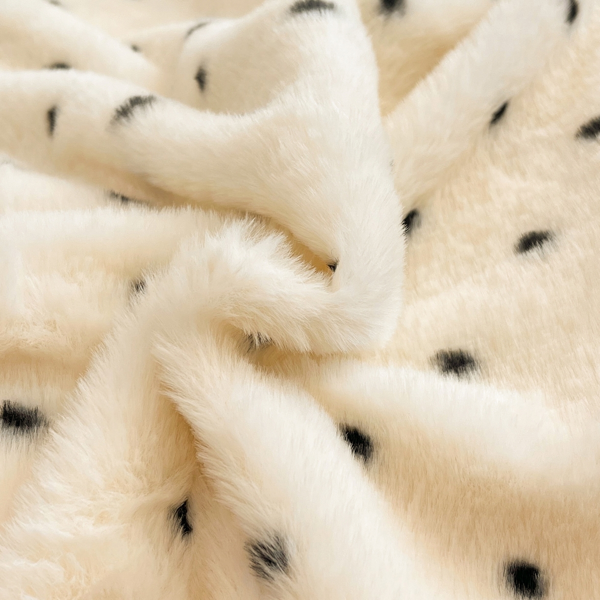 91家纺网 家纺一手货源 找家纺 雅居纺家纺 2025新款简约兔绒球球保暖舒适四件套-波点 波点-白咖