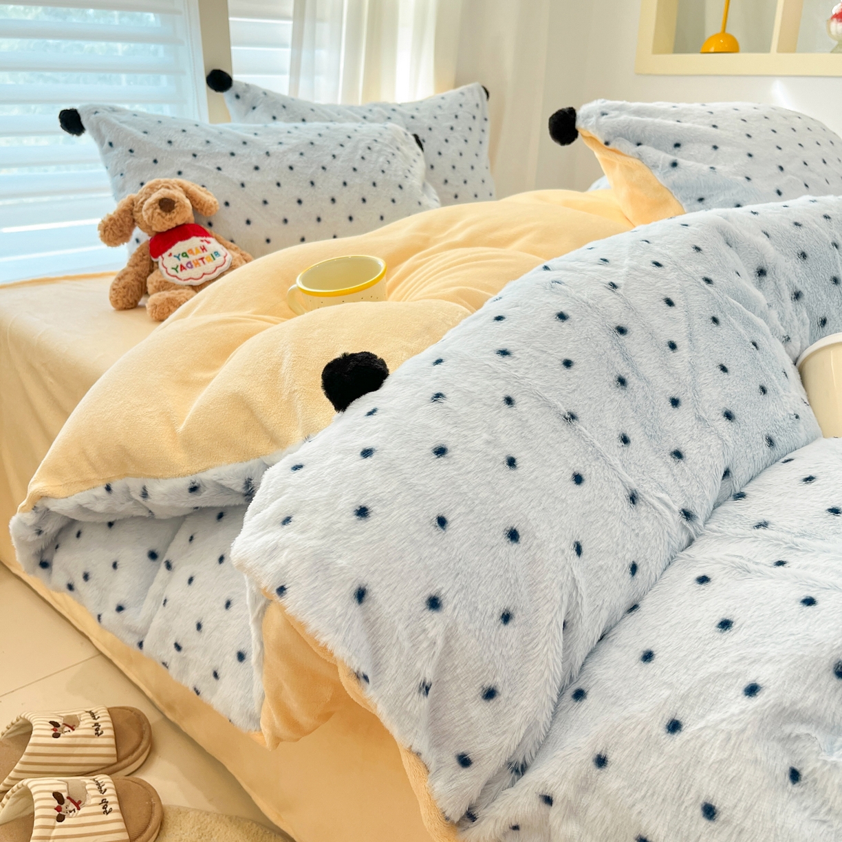 91家纺网 家纺一手货源 找家纺 雅居纺家纺 2025新款简约兔绒球球保暖舒适四件套-波点 波点-蓝黄