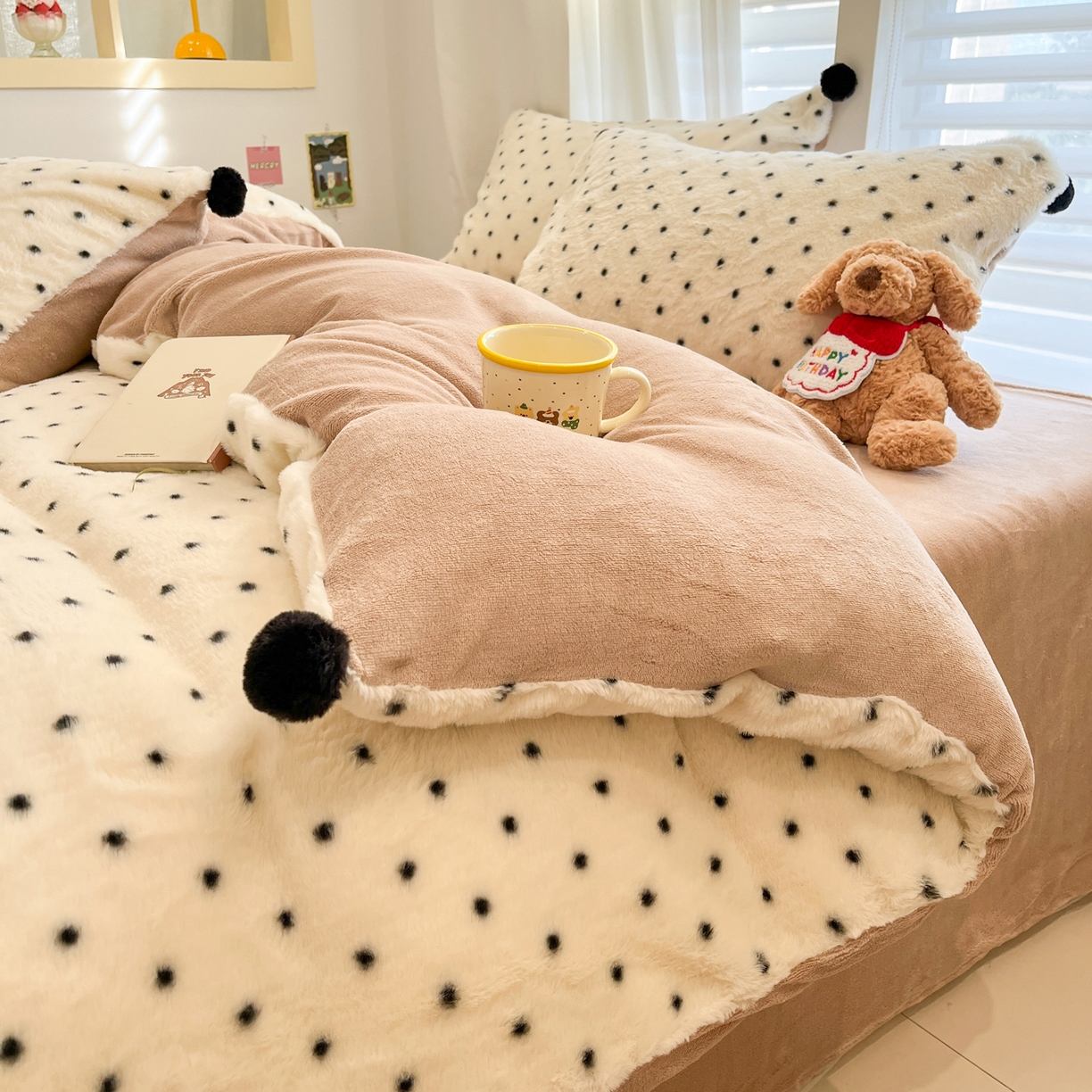 91家纺网 家纺一手货源 找家纺 （总）雅居纺家纺 2025新款简约兔绒球球保暖舒适四件套-波点