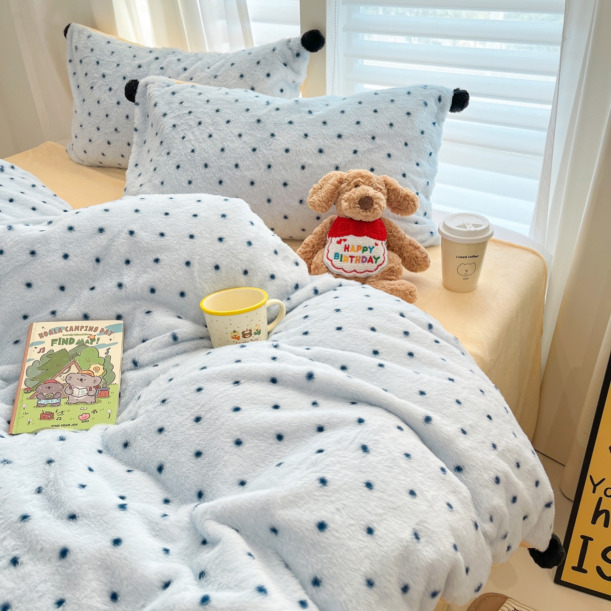 91家纺网 家纺一手货源 找家纺 雅居纺家纺 2025新款简约兔绒球球保暖舒适四件套-波点 波点-蓝黄