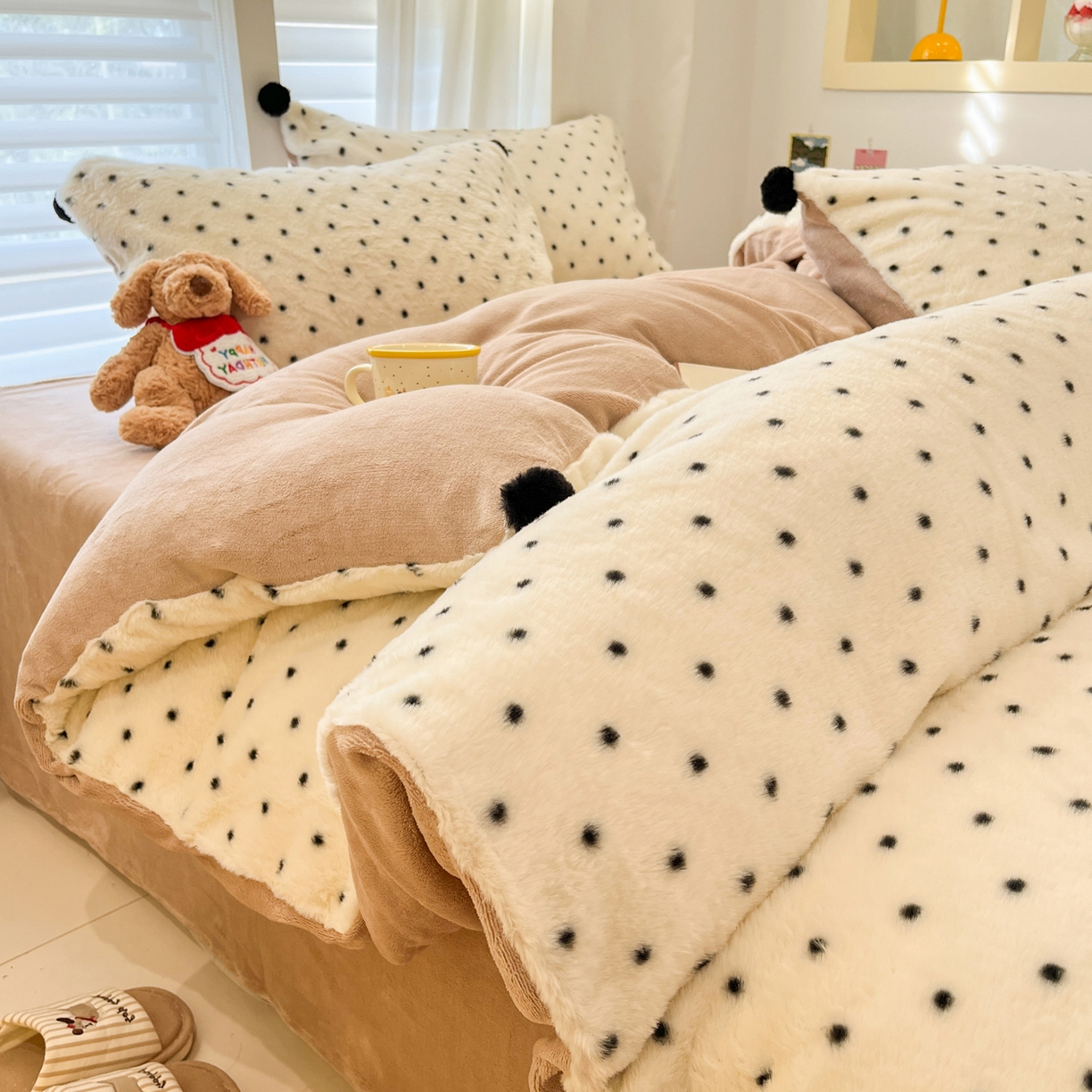 91家纺网 家纺一手货源 找家纺 雅居纺家纺 2025新款简约兔绒球球保暖舒适四件套-波点 波点-白咖