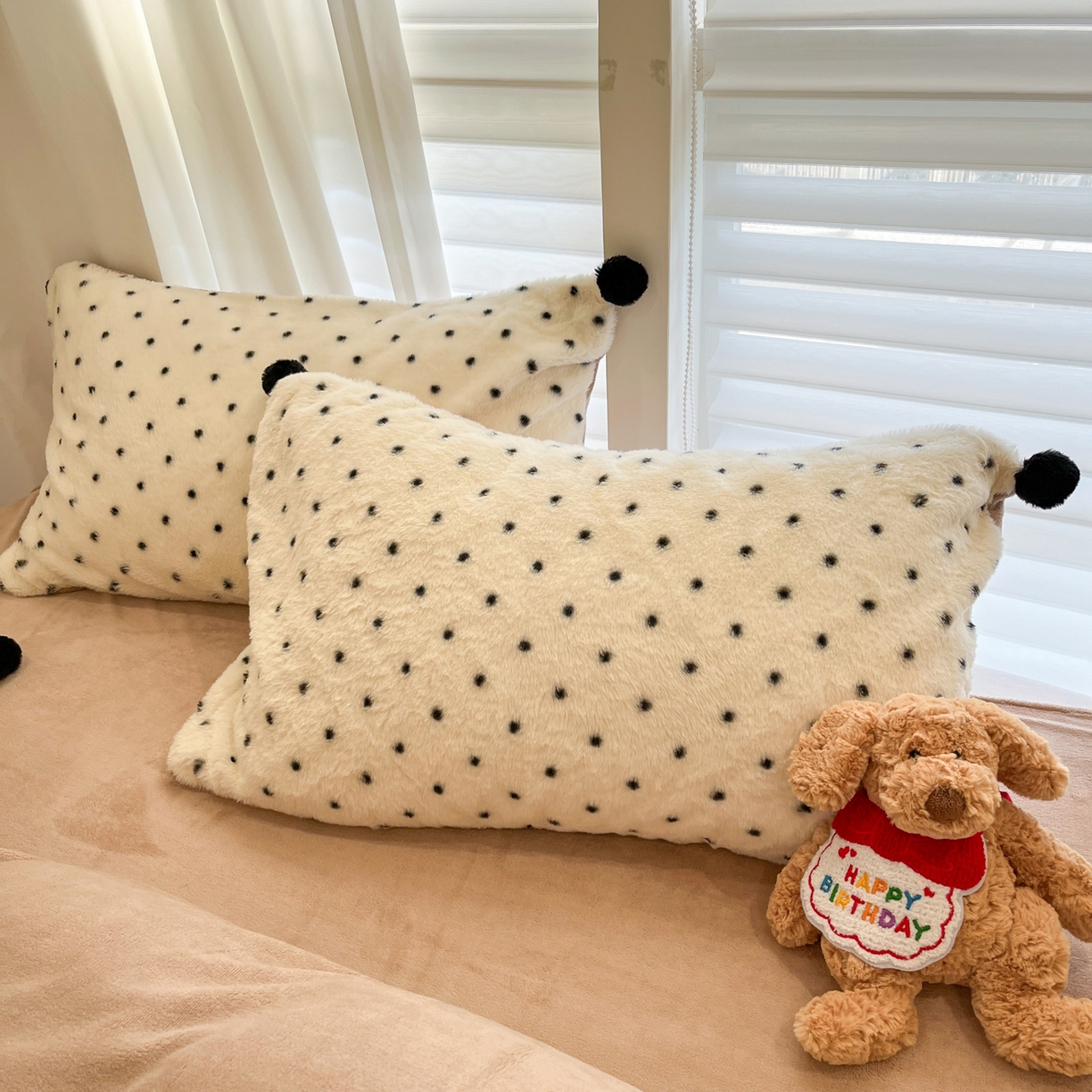 91家纺网 家纺一手货源 找家纺 雅居纺家纺 2025新款简约兔绒球球保暖舒适四件套-波点 波点-白咖