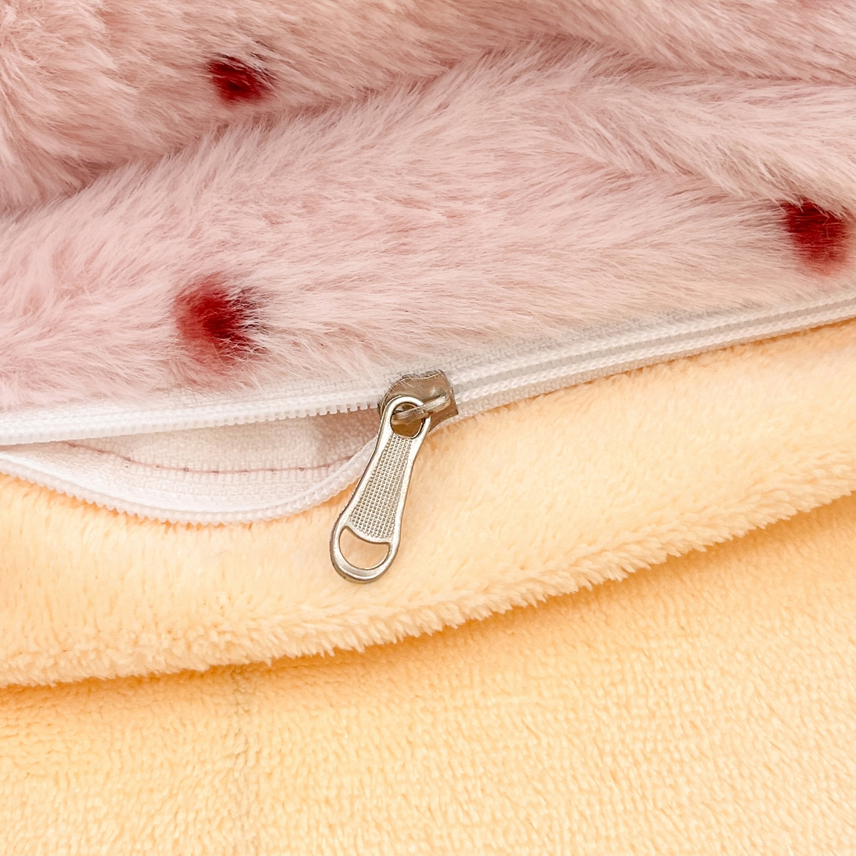 91家纺网 家纺一手货源 找家纺 雅居纺家纺 2025新款简约兔绒球球保暖舒适四件套-波点 波点-粉黄