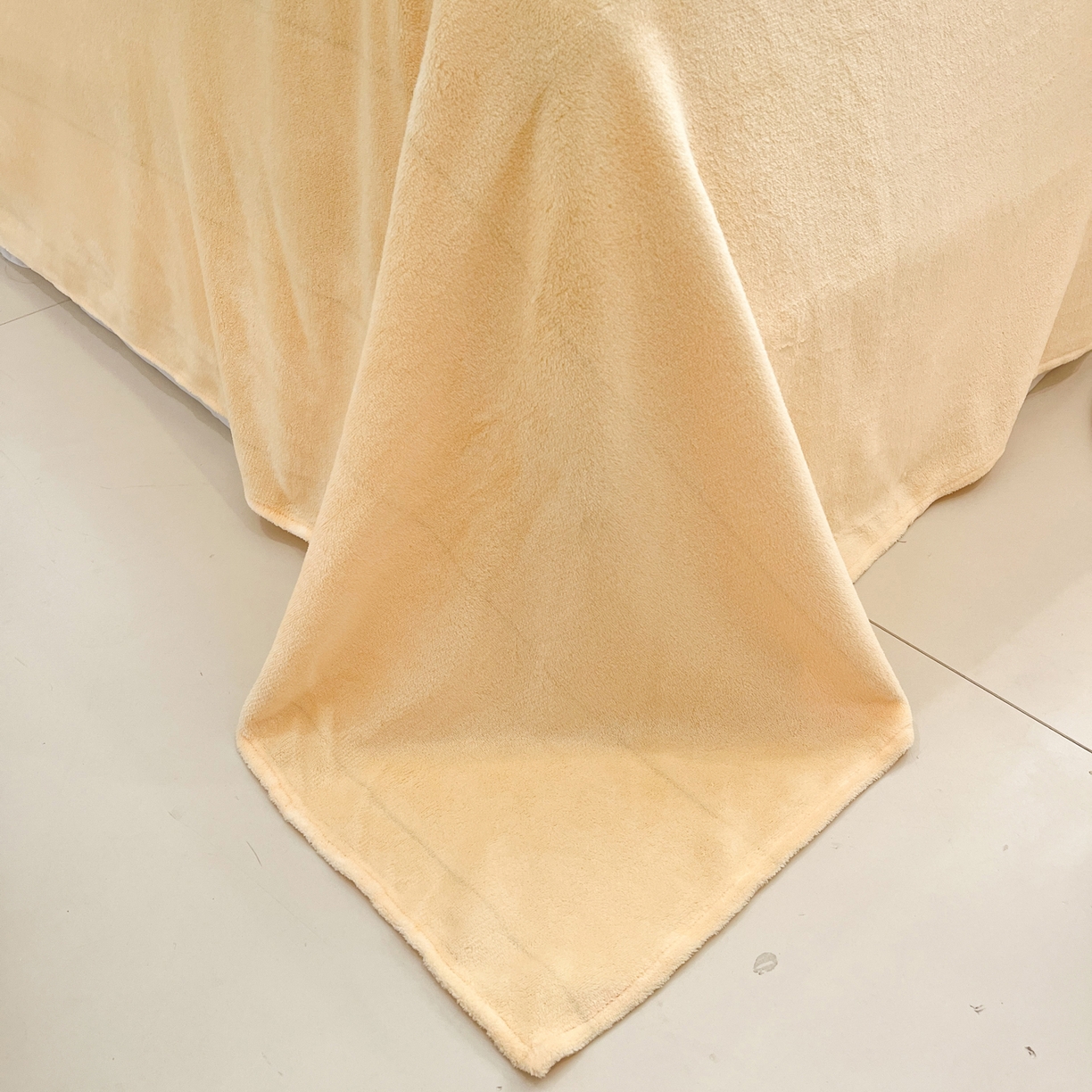 91家纺网 家纺一手货源 找家纺 雅居纺家纺 2025新款简约兔绒球球保暖舒适四件套-波点 波点-蓝黄