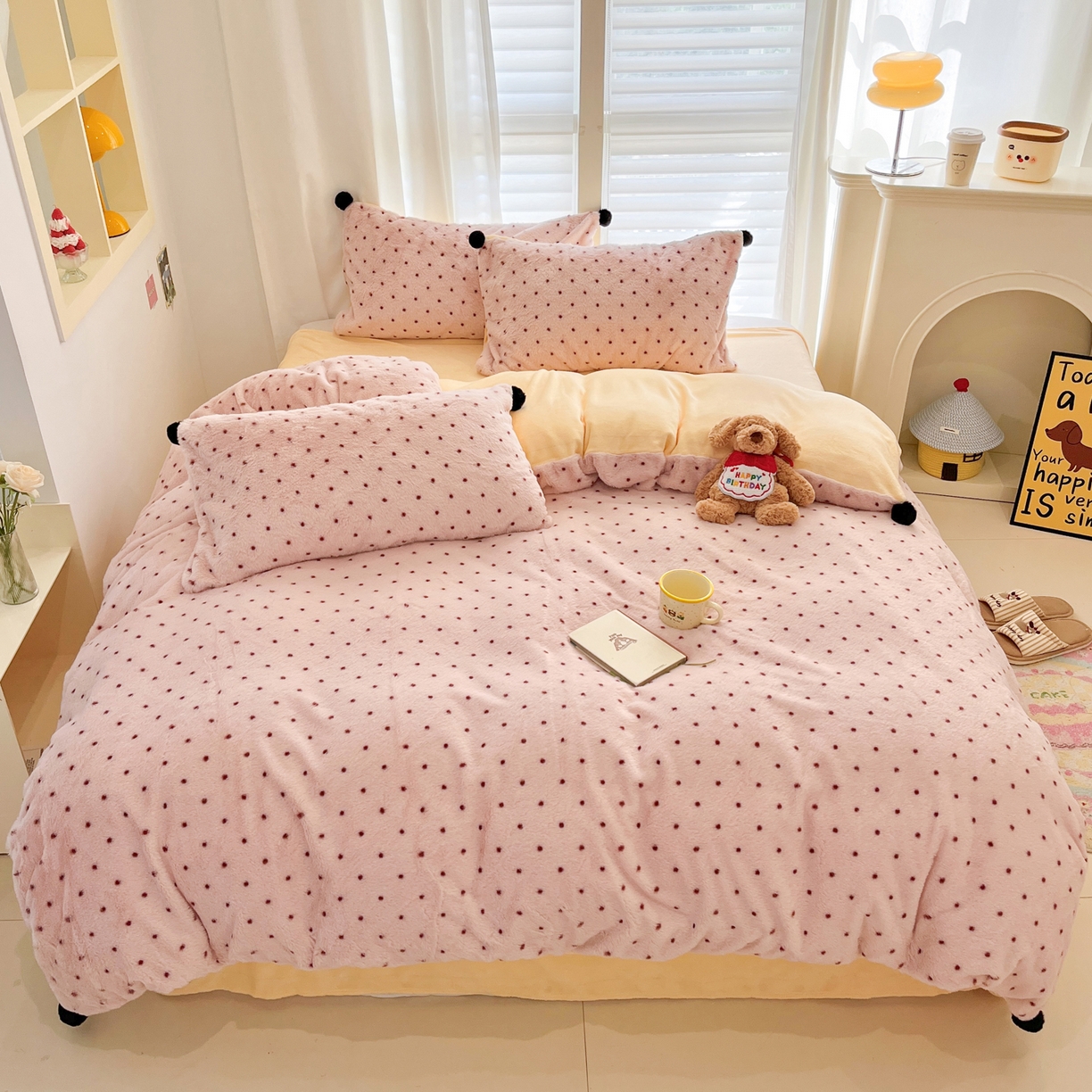 91家纺网 家纺一手货源 找家纺 雅居纺家纺 2025新款简约兔绒球球保暖舒适四件套-波点 波点-粉黄