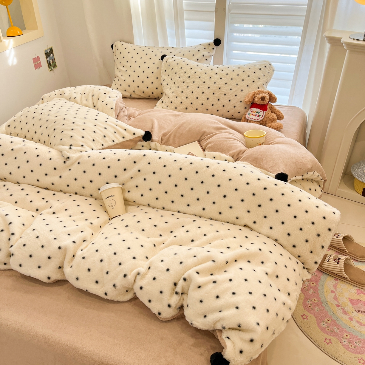 91家纺网 家纺一手货源 找家纺 雅居纺家纺 2025新款简约兔绒球球保暖舒适四件套-波点 波点-白咖