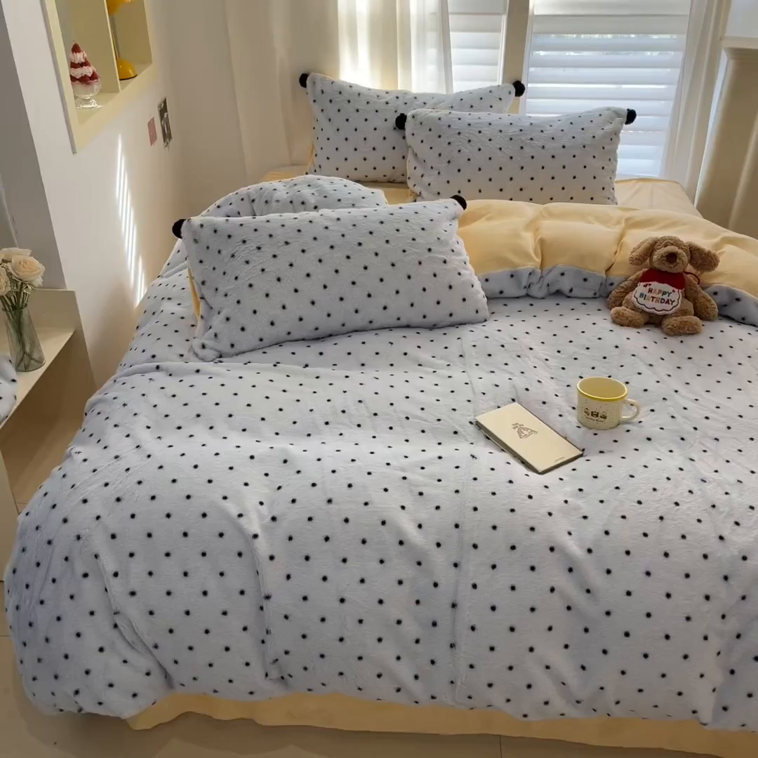 91家纺网 家纺一手货源 找家纺 雅居纺家纺 2025新款简约兔绒球球保暖舒适四件套-波点 波点-蓝黄