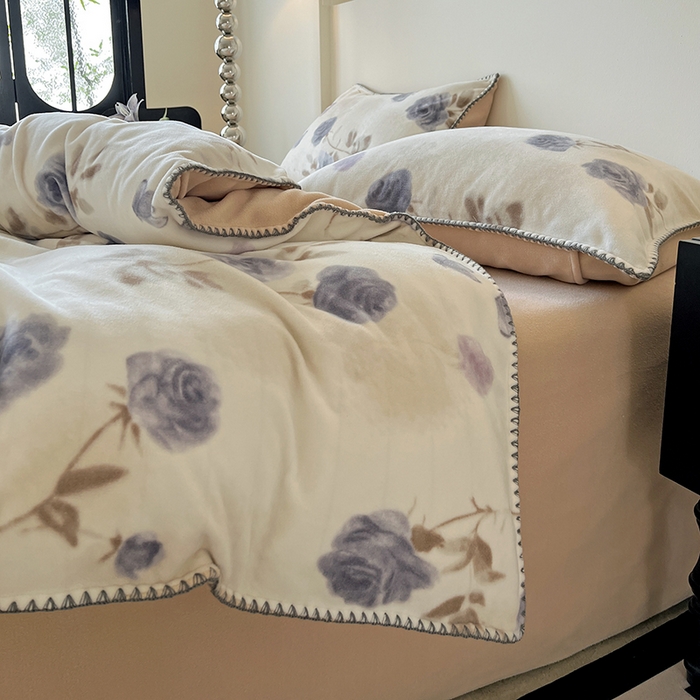 91家纺网 家纺一手货源 找家纺 品乐家纺 2025秋冬新款糯米绒缇肤绒印花贝壳边四件套 素影-紫