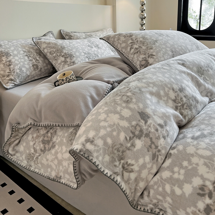 91家纺网 家纺一手货源 找家纺 品乐家纺 2025秋冬新款糯米绒缇肤绒印花贝壳边四件套 卡拉-灰