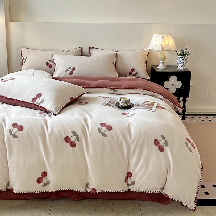 91家纺网 家纺一手货源 找家纺 品乐家纺 2025秋冬新款糯米绒缇肤绒印花贝壳边四件套 小樱桃-酒红