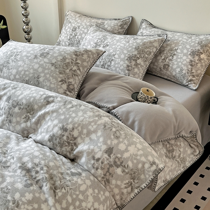 91家纺网 家纺一手货源 找家纺 品乐家纺 2025秋冬新款糯米绒缇肤绒印花贝壳边四件套 卡拉-灰