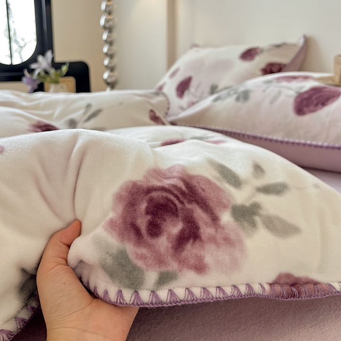 91家纺网 家纺一手货源 找家纺 品乐家纺 2025秋冬新款糯米绒缇肤绒印花贝壳边四件套 素影-酒红