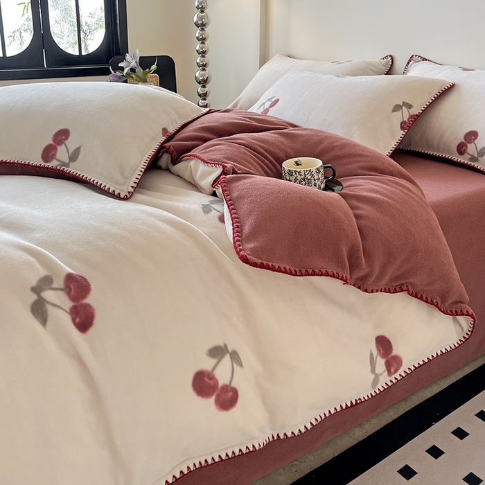 91家纺网 家纺一手货源 找家纺 品乐家纺 2025秋冬新款糯米绒缇肤绒印花贝壳边四件套 小樱桃-酒红