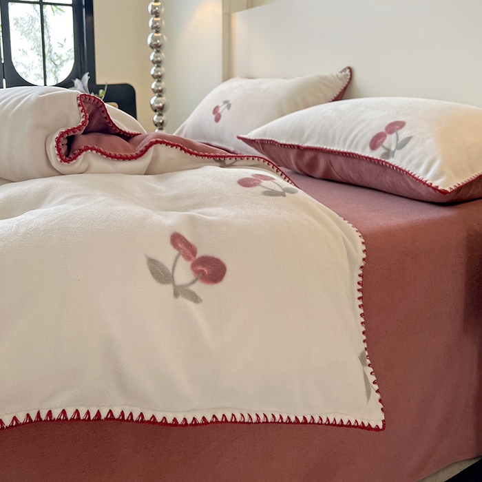 91家纺网 家纺一手货源 找家纺 品乐家纺 2025秋冬新款糯米绒缇肤绒印花贝壳边四件套 小樱桃-酒红