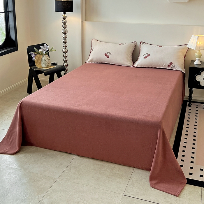 91家纺网 家纺一手货源 找家纺 品乐家纺 2025秋冬新款糯米绒缇肤绒印花贝壳边四件套 小樱桃-酒红