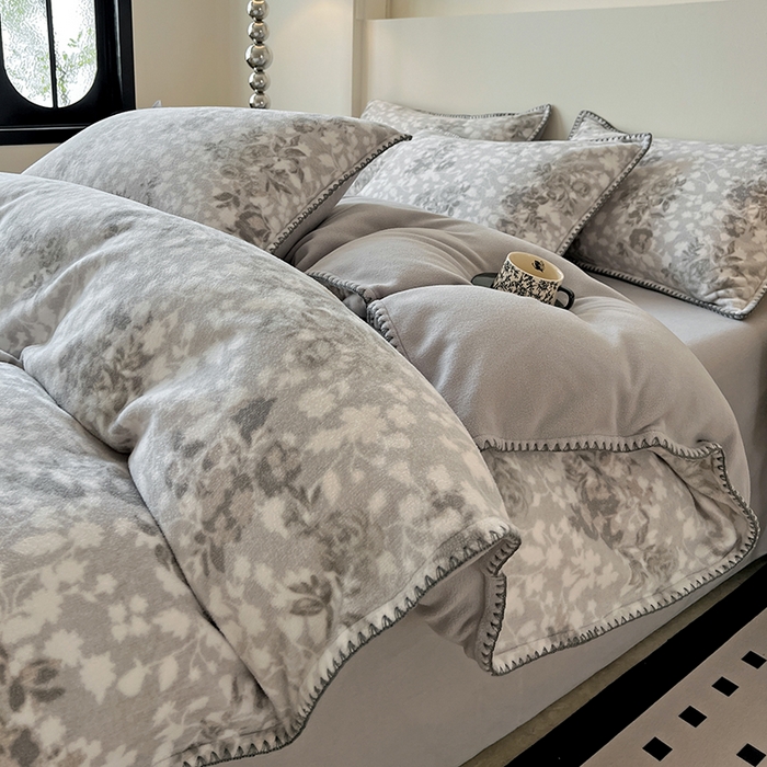 91家纺网 家纺一手货源 找家纺 品乐家纺 2025秋冬新款糯米绒缇肤绒印花贝壳边四件套 卡拉-灰