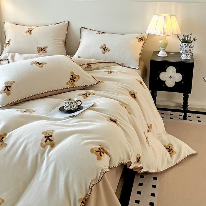 91家纺网 家纺一手货源 找家纺 品乐家纺 2025秋冬新款糯米绒缇肤绒印花贝壳边四件套 开心熊-米