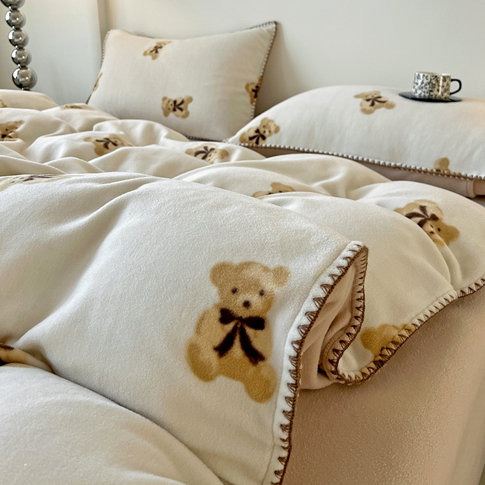 91家纺网 家纺一手货源 找家纺 品乐家纺 2025秋冬新款糯米绒缇肤绒印花贝壳边四件套 开心熊-米
