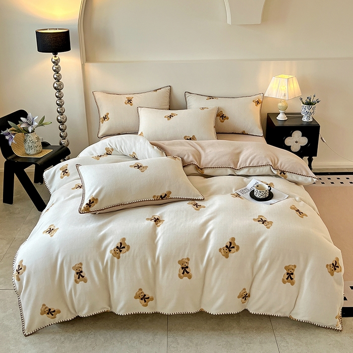 91家纺网 家纺一手货源 找家纺 品乐家纺 2025秋冬新款糯米绒缇肤绒印花贝壳边四件套 开心熊-米