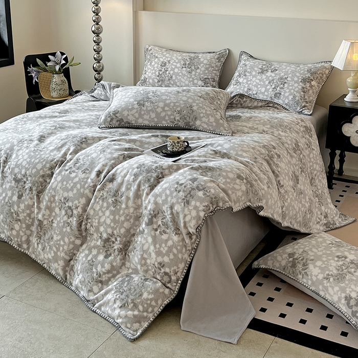 91家纺网 家纺一手货源 找家纺 品乐家纺 2025秋冬新款糯米绒缇肤绒印花贝壳边四件套 卡拉-灰