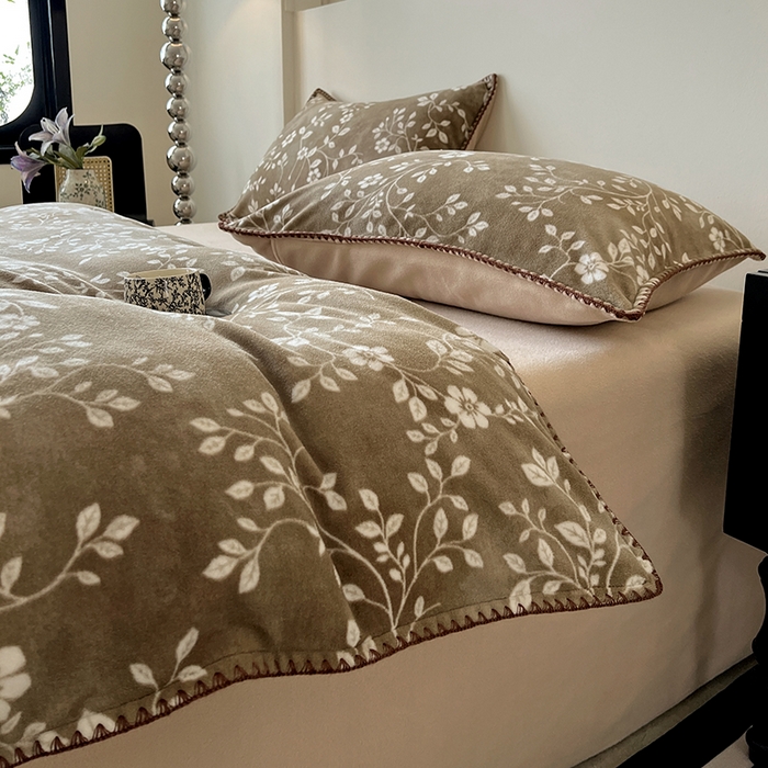 91家纺网 家纺一手货源 找家纺 品乐家纺 2025秋冬新款糯米绒缇肤绒印花贝壳边四件套 南笙-咖