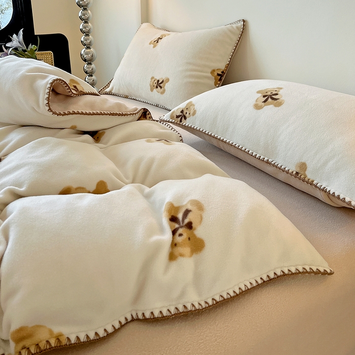 91家纺网 家纺一手货源 找家纺 品乐家纺 2025秋冬新款糯米绒缇肤绒印花贝壳边四件套 开心熊-米