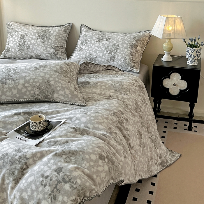 91家纺网 家纺一手货源 找家纺 品乐家纺 2025秋冬新款糯米绒缇肤绒印花贝壳边四件套 卡拉-灰