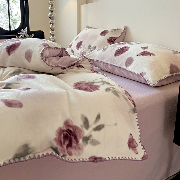 91家纺网 家纺一手货源 找家纺 品乐家纺 2025秋冬新款糯米绒缇肤绒印花贝壳边四件套 素影-酒红