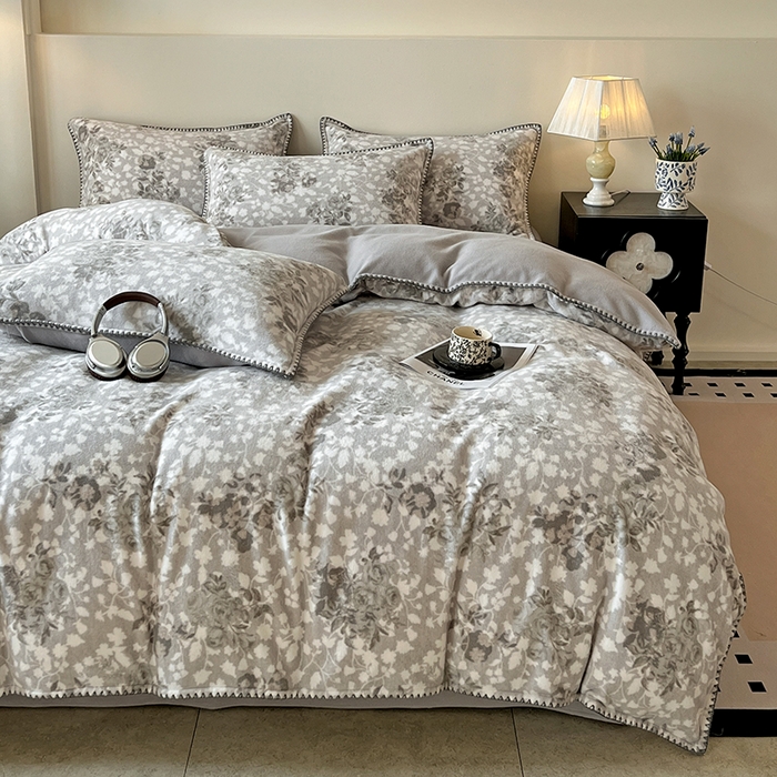 91家纺网 家纺一手货源 找家纺 品乐家纺 2025秋冬新款糯米绒缇肤绒印花贝壳边四件套 卡拉-灰