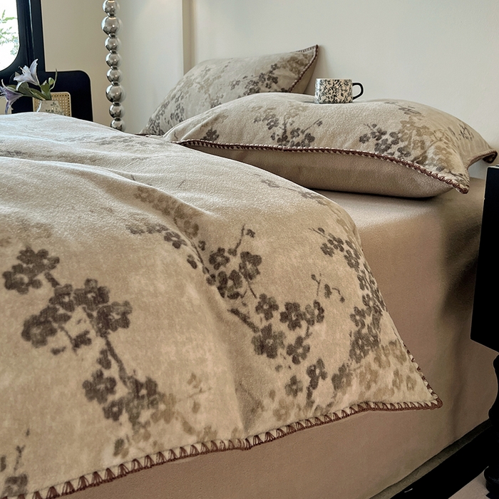 91家纺网 家纺一手货源 找家纺 品乐家纺 2025秋冬新款糯米绒缇肤绒印花贝壳边四件套 叶茂-驼