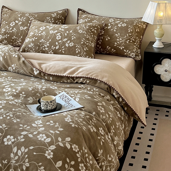 91家纺网 家纺一手货源 找家纺 品乐家纺 2025秋冬新款糯米绒缇肤绒印花贝壳边四件套 南笙-咖