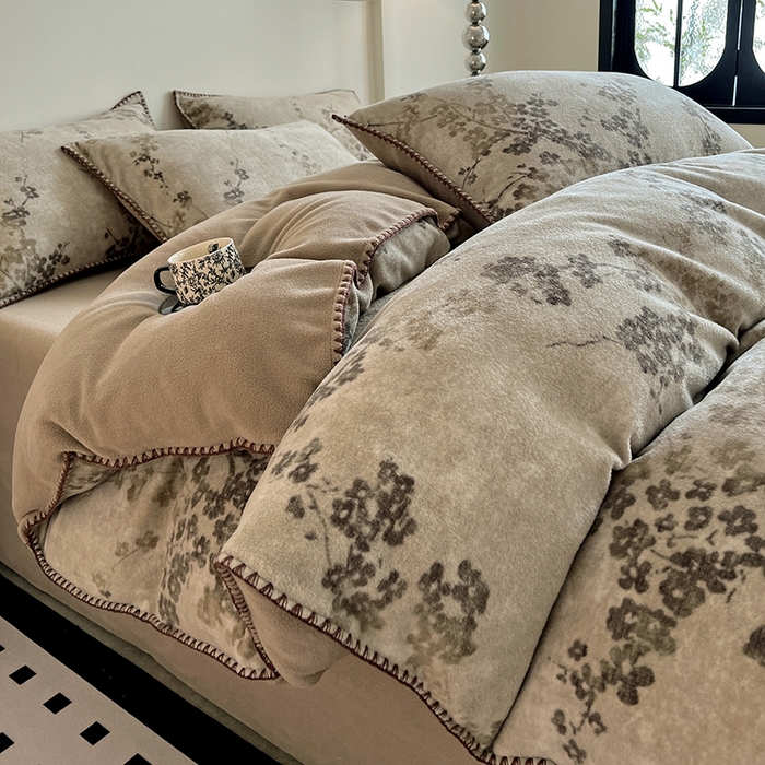 91家纺网 家纺一手货源 找家纺 品乐家纺 2025秋冬新款糯米绒缇肤绒印花贝壳边四件套 叶茂-驼