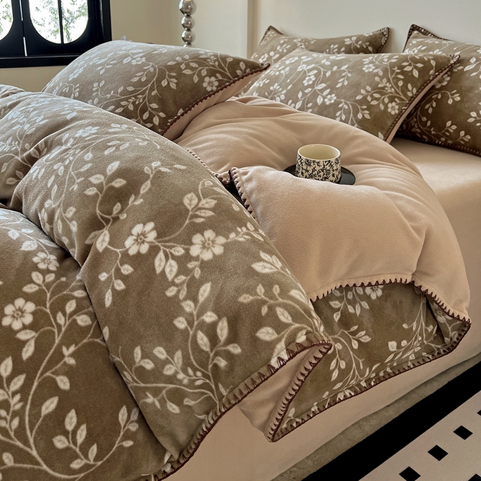 91家纺网 家纺一手货源 找家纺 品乐家纺 2025秋冬新款糯米绒缇肤绒印花贝壳边四件套 南笙-咖