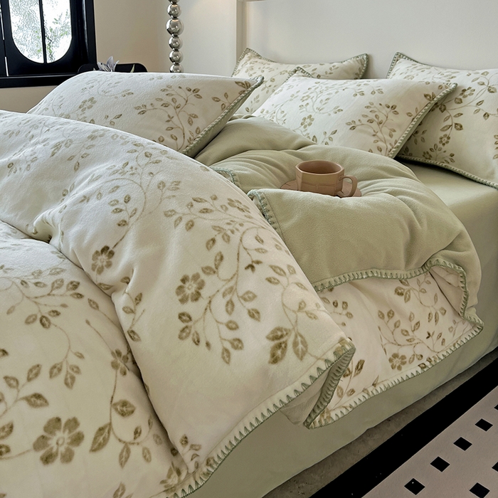 91家纺网 家纺一手货源 找家纺 品乐家纺 2025秋冬新款糯米绒缇肤绒印花贝壳边四件套 南笙-绿