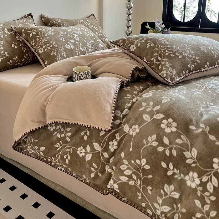 91家纺网 家纺一手货源 找家纺 品乐家纺 2025秋冬新款糯米绒缇肤绒印花贝壳边四件套 南笙-咖