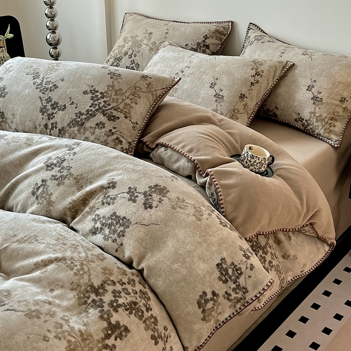 91家纺网 家纺一手货源 找家纺 品乐家纺 2025秋冬新款糯米绒缇肤绒印花贝壳边四件套 叶茂-驼