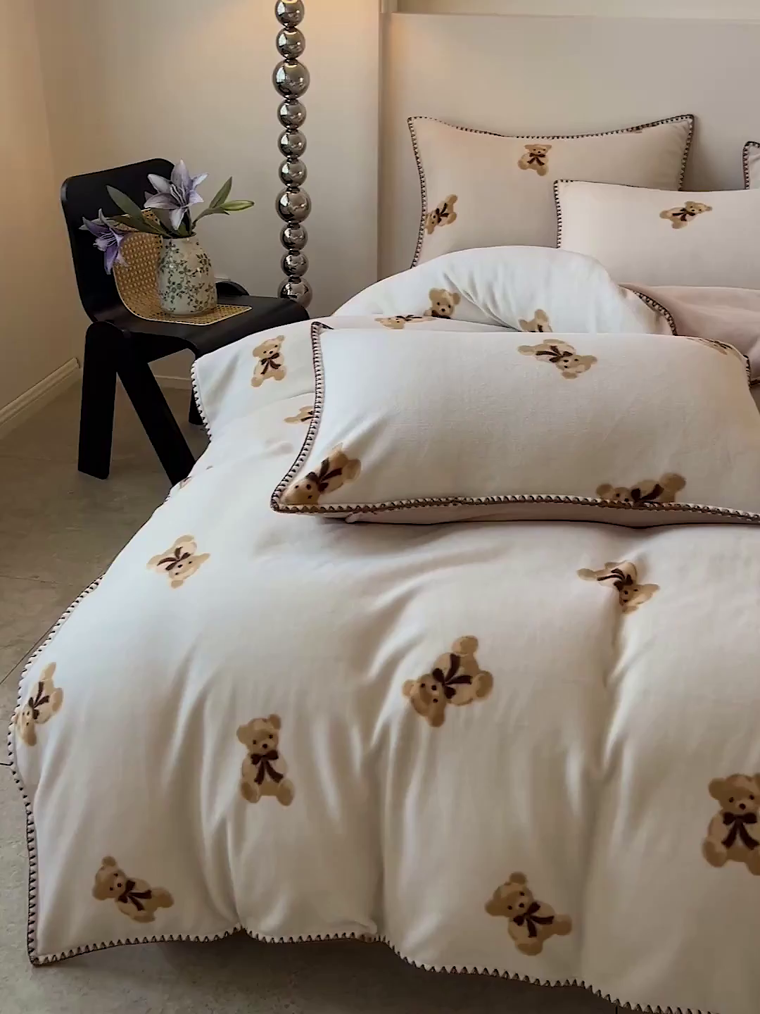 91家纺网 家纺一手货源 找家纺 品乐家纺 2025秋冬新款糯米绒缇肤绒印花贝壳边四件套 开心熊-米