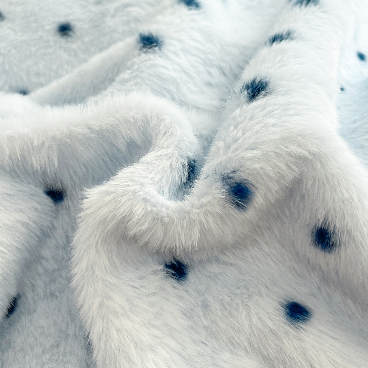 91家纺网 家纺一手货源 找家纺 雅居纺家纺 2025新款简约兔绒球球保暖舒适四件套-波点 波点-蓝黄