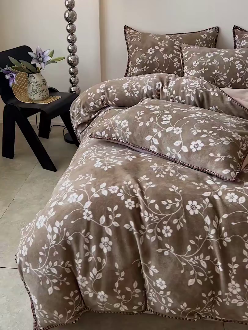 91家纺网 家纺一手货源 找家纺 品乐家纺 2025秋冬新款糯米绒缇肤绒印花贝壳边四件套 南笙-咖