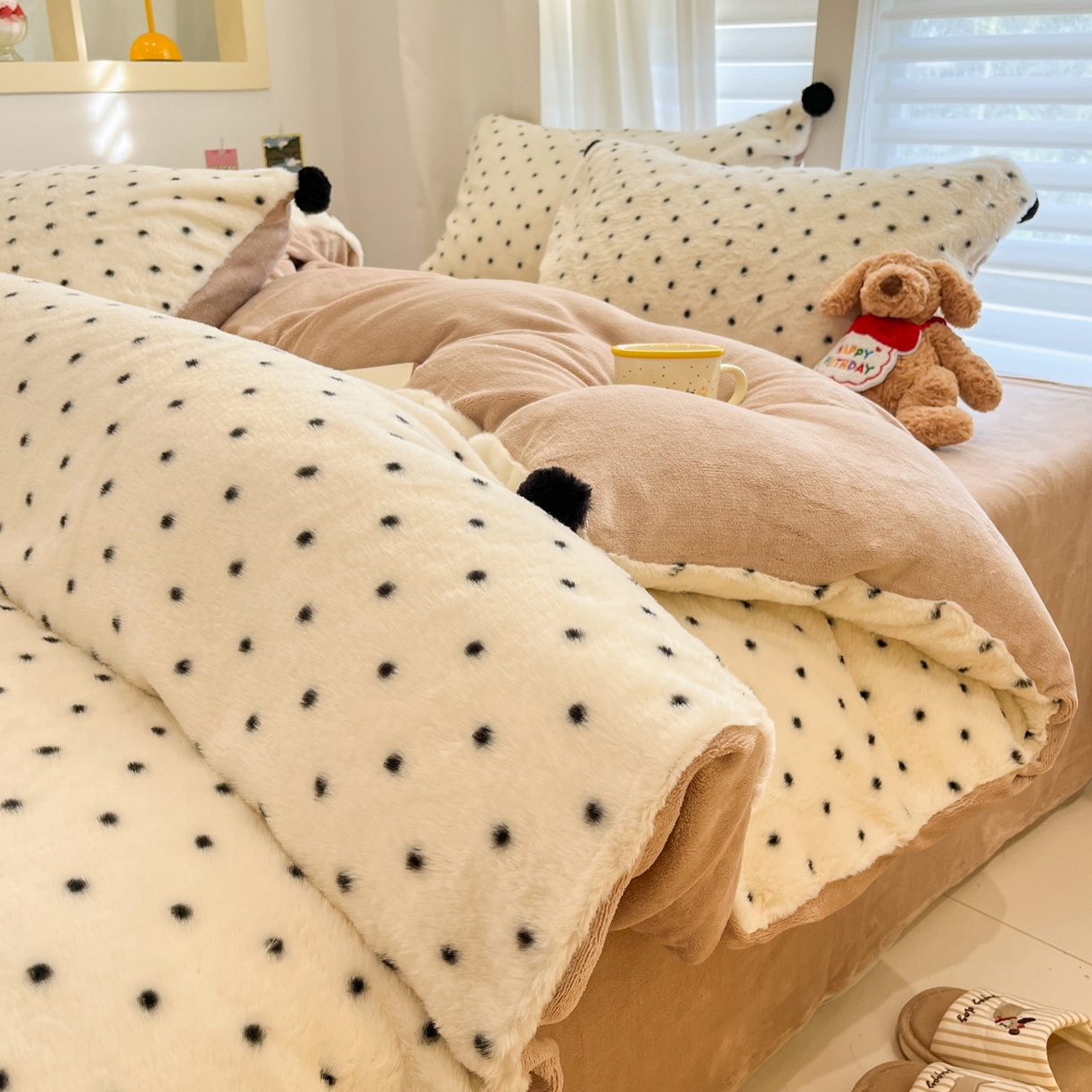 91家纺网 家纺一手货源 找家纺 （总）雅居纺家纺 2025新款简约兔绒球球保暖舒适四件套-波点