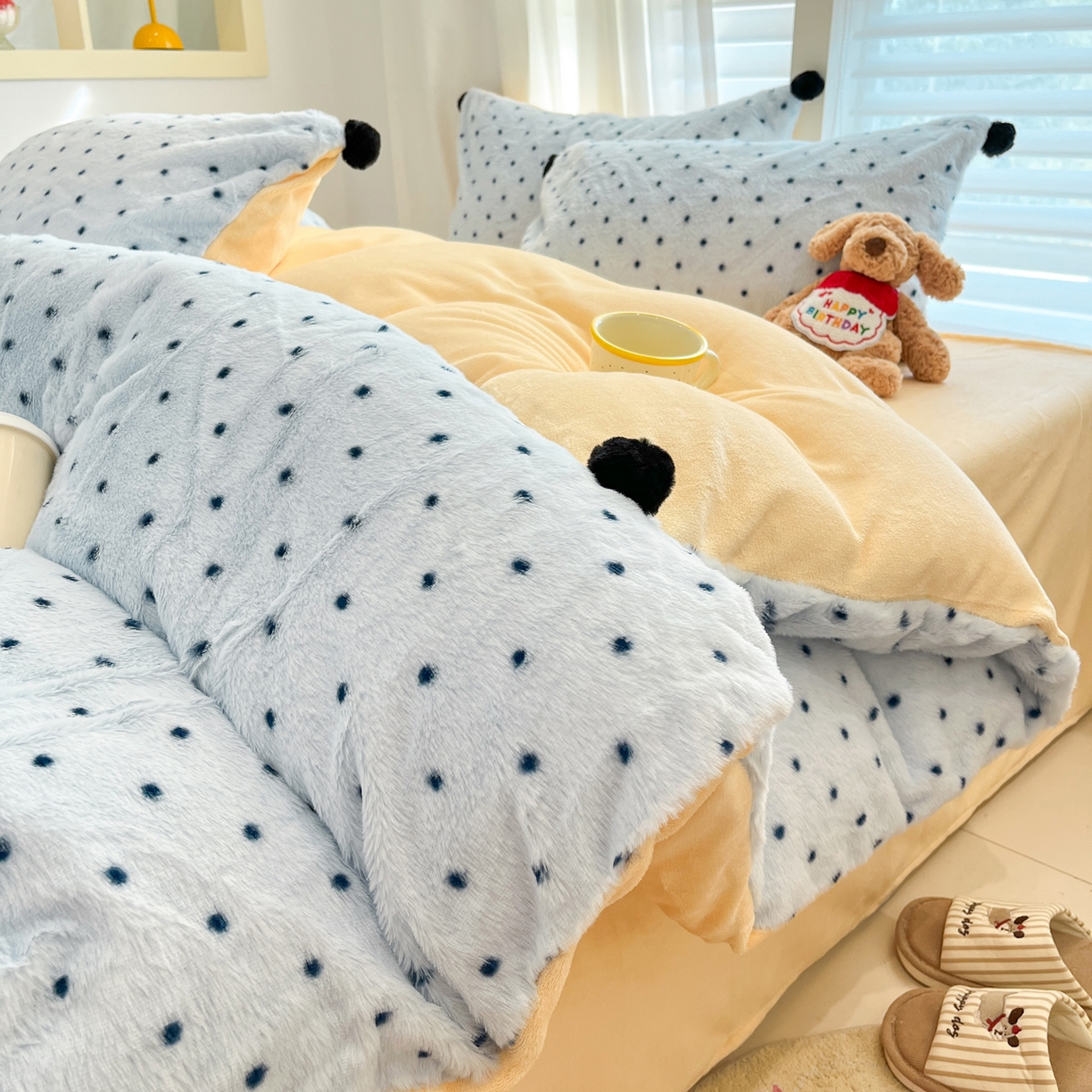 91家纺网 家纺一手货源 找家纺 雅居纺家纺 2025新款简约兔绒球球保暖舒适四件套-波点 波点-蓝黄