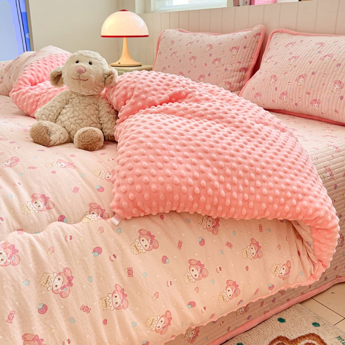 91家纺网 家纺一手货源 找家纺 铺尚美家纺 2025新款云感双层纱ins少女心可爱系加厚豆豆被床盖暖梦系列（小红书推荐） 粉奶油