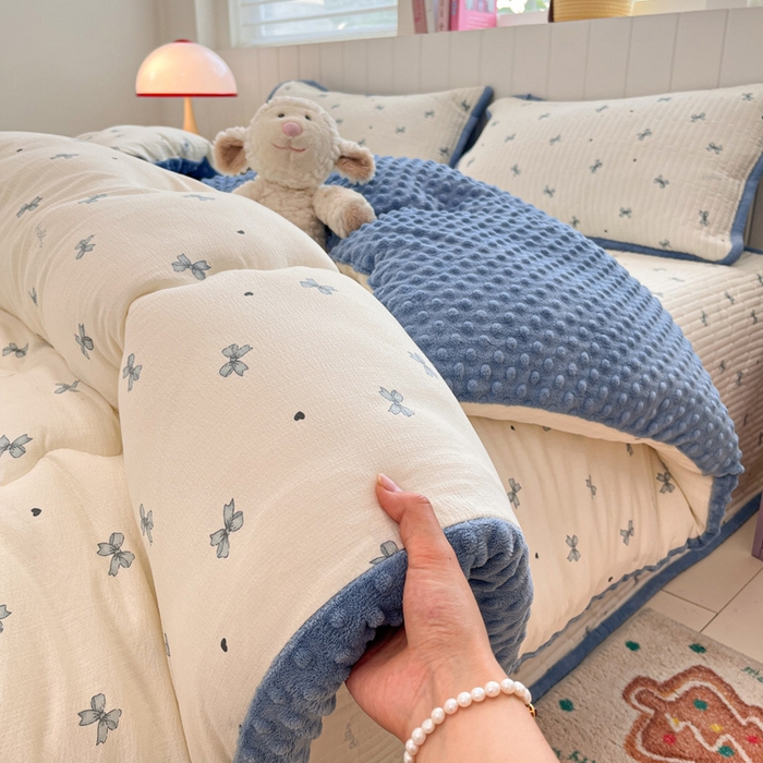 91家纺网 家纺一手货源 找家纺 铺尚美家纺 2025新款云感双层纱ins少女心可爱系加厚豆豆被床盖暖梦系列（小红书推荐） 小蓝蝶