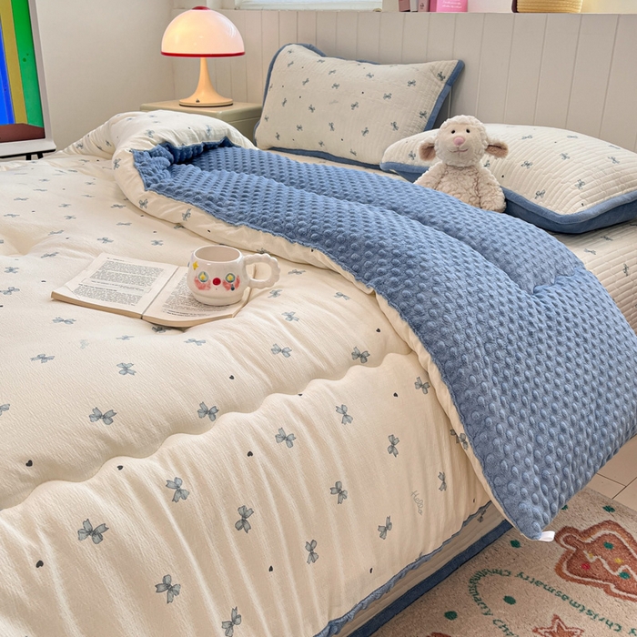 91家纺网 家纺一手货源 找家纺 铺尚美家纺 2025新款云感双层纱ins少女心可爱系加厚豆豆被床盖暖梦系列（小红书推荐） 小蓝蝶