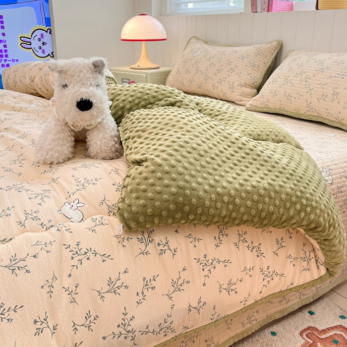 91家纺网 家纺一手货源 找家纺 铺尚美家纺 2025新款云感双层纱ins少女心可爱系加厚豆豆被床盖暖梦系列（小红书推荐） 一只兔