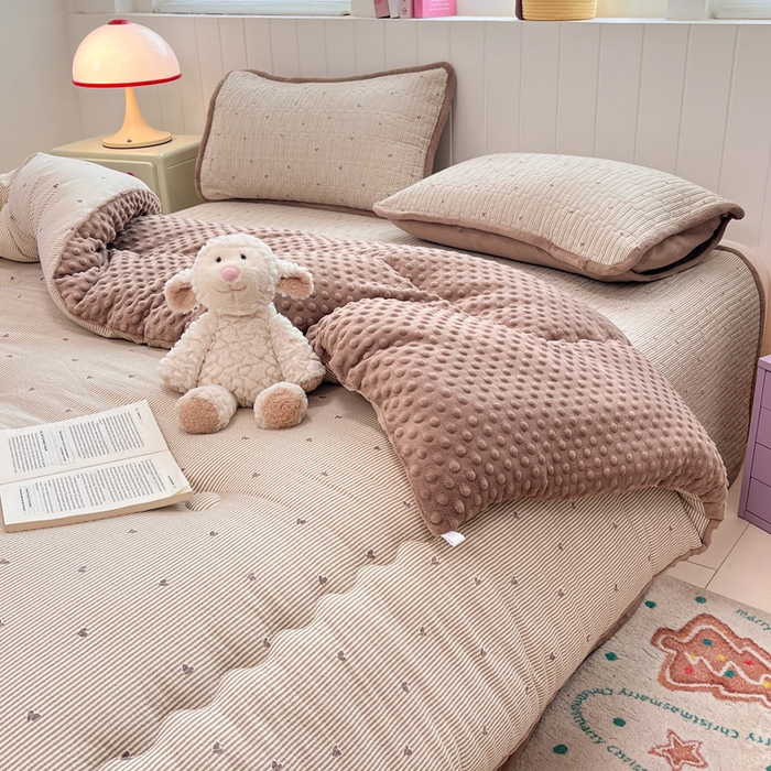 91家纺网 家纺一手货源 找家纺 铺尚美家纺 2025新款云感双层纱ins少女心可爱系加厚豆豆被床盖暖梦系列（小红书推荐） 条条心